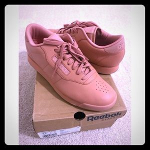 Classic Reebok Sneakers!